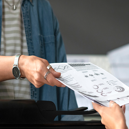 Imprimeur tendant des impressions au client