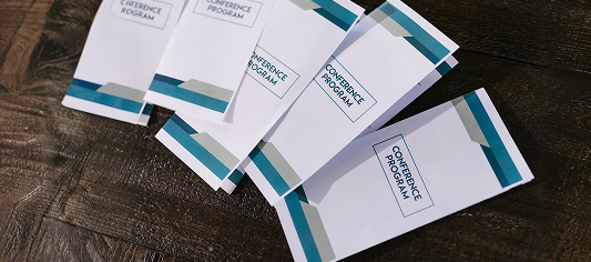Pile de programmes de conférence